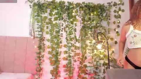 Snapshot of leilapom chatting on 5, 7, 2026 leilapom online show from 5, 7, 2026