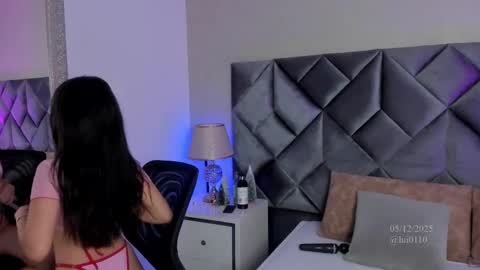 Snapshot of leizathompson chatting on 5, 12, 2025 Leizathompson online show from 5, 12, 2025