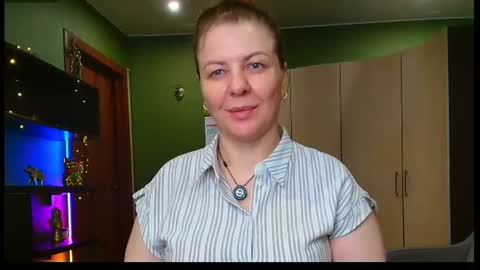 Snapshot of leona_tracie chatting on 6, 7, 2026 Leona tracie online show from 6, 7, 2026