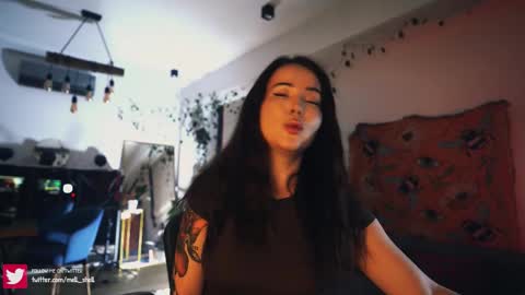 Snapshot of leonamell chatting on 27, 11, 2025 Leo online show from 27, 11, 2025