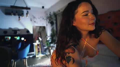 Snapshot of leonamell chatting on 18, 12, 2025 Leo online show from 18, 12, 2025