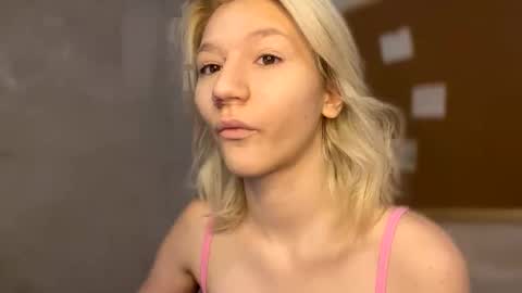 Snapshot of leyasaolee chatting on 12, 11, 2025 Leya online show from 12, 11, 2025