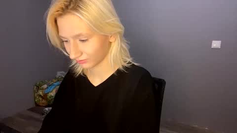 Snapshot of leyasaolee chatting on 28, 11, 2025 Leya online show from 28, 11, 2025