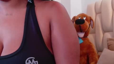 Snapshot of lia_mariana chatting on 8, 9, 2025 lia_mariana online show from 8, 9, 2025