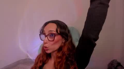 Snapshot of liahilton_ chatting on 19, 12, 2025 lh6 9c online show from 19, 12, 2025