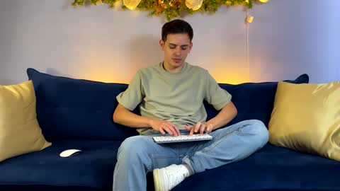 Snapshot of liam_enzho chatting on 31, 12, 2024 Liam online show from 31, 12, 2024