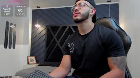 Snapshot of liam_kleiin chatting on 29, 10, 2025 LIAM KLEIN online show from 29, 10, 2025