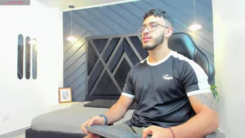 Snapshot of liam_kleiin chatting on 4, 11, 2025 LIAM KLEIN online show from 4, 11, 2025