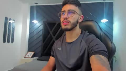 Snapshot of liam_kleiin chatting on 11, 11, 2025 LIAM KLEIN online show from 11, 11, 2025