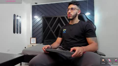 Snapshot of liam_kleiin chatting on 19, 11, 2025 LIAM KLEIN online show from 19, 11, 2025