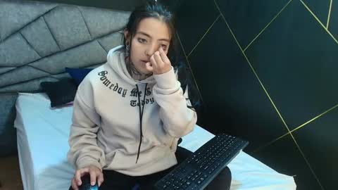 Snapshot of liamonroee_ chatting on 1, 12, 2025 L I A M O N R O E online show from 1, 12, 2025