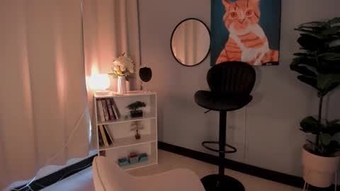 Snapshot of liapearce chatting on 28, 10, 2025 Lia online show from 28, 10, 2025