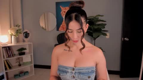 Snapshot of liapearce chatting on 19, 12, 2025 Lia online show from 19, 12, 2025