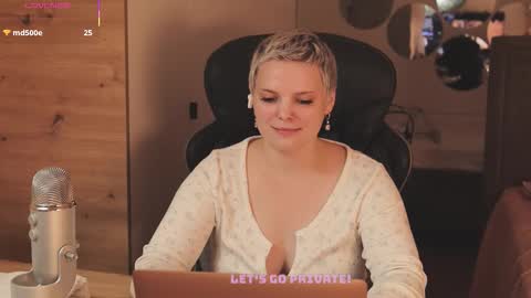 Snapshot of likaaberry chatting on 2, 12, 2025 likaaberry online show from 2, 12, 2025