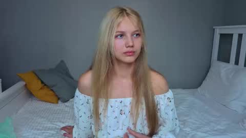 Snapshot of lil_tasty33 chatting on 23, 10, 2025 Emma online show from 23, 10, 2025