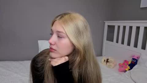 Snapshot of lil_tasty33 chatting on 13, 11, 2025 Emma online show from 13, 11, 2025