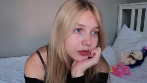 Snapshot of lil_tasty33 chatting on 17, 11, 2025 Emma online show from 17, 11, 2025