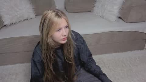 Snapshot of lil_tasty33 chatting on 27, 11, 2025 Emma online show from 27, 11, 2025