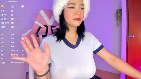 Snapshot of lilian_vergara chatting on 27, 12, 2024 holis soy lily chang no olvides el pulgar arriba es muy importante para mi 3 independent model online show from 27, 12, 2024
