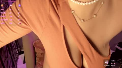 Snapshot of lilian_vergara chatting on 15, 9, 2025 holis soy lily chang no olvides el pulgar arriba es muy importante para mi 3 independent model online show from 15, 9, 2025