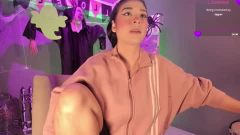 Snapshot of lilian_vergara chatting on 10, 10, 2025 holis soy lily chang no olvides el pulgar arriba es muy importante para mi 3 independent model online show from 10, 10, 2025