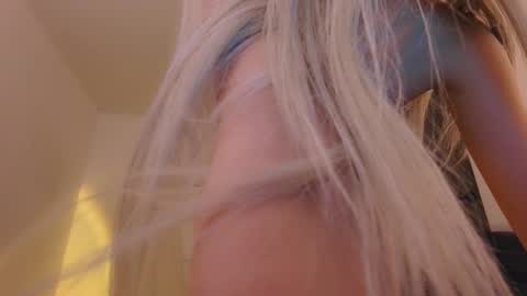 Snapshot of lilicherry_ chatting on 14, 11, 2025 Lili online show from 14, 11, 2025