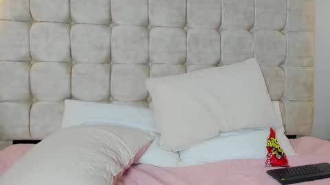 Snapshot of lilie_petite chatting on 3, 12, 2025 Lilie online show from 3, 12, 2025