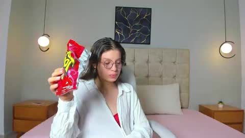 Snapshot of lilie_petite chatting on 4, 12, 2025 Lilie online show from 4, 12, 2025