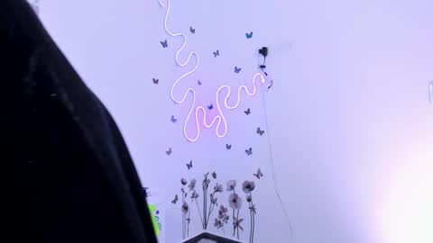 Snapshot of lilielou_ chatting on 28, 11, 2025 Lilie online show from 28, 11, 2025