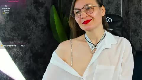 lillian_white1 online show from 19, 5, 2026
