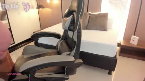 L I L L Y online show from 26, 9, 2025