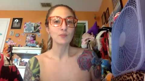 Snapshot of lillylushabae chatting on 19, 11, 2025 hi guys im back on here 3 online show from 19, 11, 2025