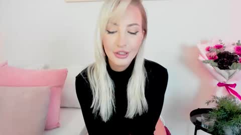 Snapshot of liloukatt chatting on 4, 11, 2025 Lilou online show from 4, 11, 2025