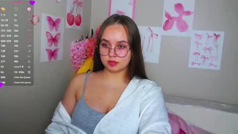 Snapshot of lilysweet13 chatting on 26, 9, 2025 Lily online show from 26, 9, 2025