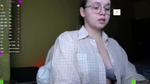 Snapshot of lilysweet13 chatting on 19, 10, 2025 Lily online show from 19, 10, 2025