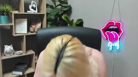 Snapshot of lilysweetxo chatting on 4, 3, 2026 Lily online show from 4, 3, 2026