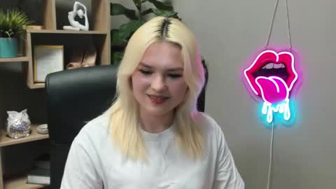 Snapshot of lilysweetxo chatting on 5, 3, 2026 Lily online show from 5, 3, 2026