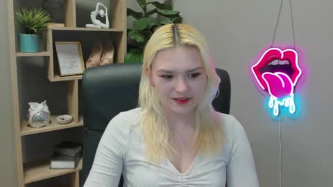 Snapshot of lilysweetxo chatting on 8, 4, 2026 Lily online show from 8, 4, 2026