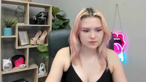 Snapshot of lilysweetxo chatting on 16, 7, 2026 Lily online show from 16, 7, 2026
