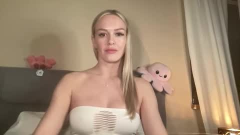 Snapshot of lina_frost chatting on 14, 12, 2025 lina_frost online show from 14, 12, 2025