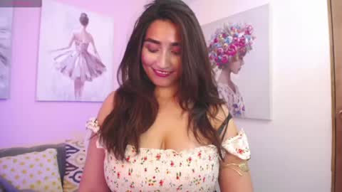 Maria Paula online show from 4, 3, 2025
