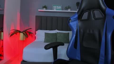 Snapshot of lindaa_natashaa chatting on 2, 12, 2025 L I N D A online show from 2, 12, 2025