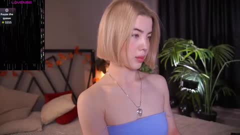 Snapshot of lindathacker chatting on 27, 11, 2025 your Linda is back online show from 27, 11, 2025