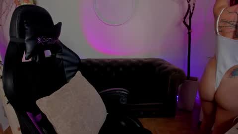 Snapshot of lindsay_khaleesi chatting on 8, 9, 2025 Lindsay online show from 8, 9, 2025
