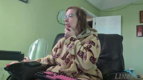 Snapshot of linzy19 chatting on 9, 11, 2025 Linzy19 online show from 9, 11, 2025