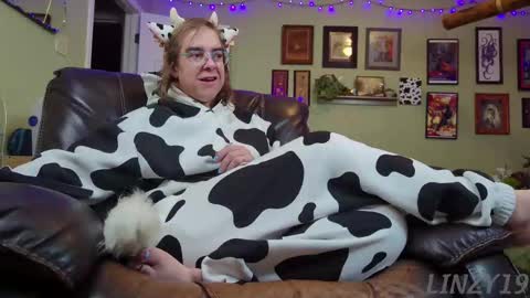 Snapshot of linzy19 chatting on 13, 11, 2025 Linzy19 online show from 13, 11, 2025