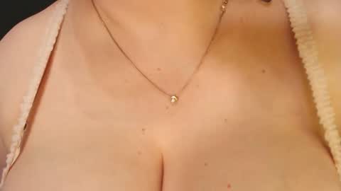 Snapshot of lipsaddiction chatting on 5, 11, 2025 LIpsAddiction online show from 5, 11, 2025