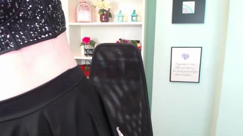 Lisa Caprice online show from 4, 12, 2025