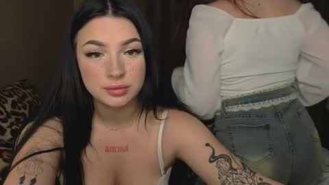 Snapshot of lisaanddenis chatting on 4, 10, 2025 Lisa and Den online show from 4, 10, 2025