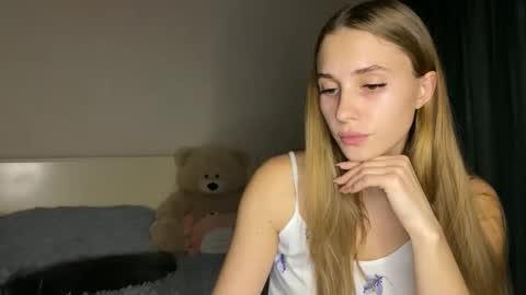 Snapshot of litle_girl05 chatting on 28, 10, 2025 LUNA online show from 28, 10, 2025